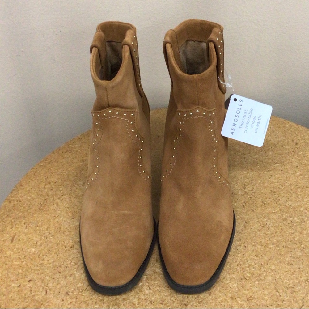 AEROSOLES Men's Tan Suede Chukka Boots with Stud Accent